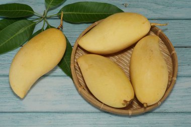 Ahşap arka planda sarı mango