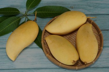 Ahşap arka planda sarı mango