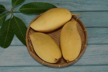 Ahşap arka planda sarı mango