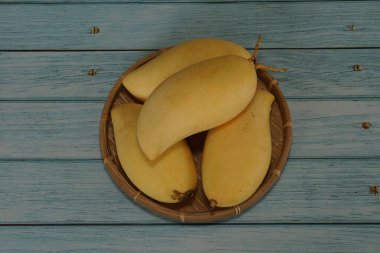 Ahşap arka planda sarı mango