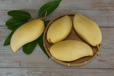 Ahşap arka planda sarı mango