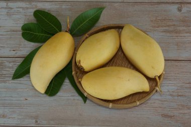 Ahşap arka planda sarı mango