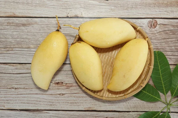 Ahşap arka planda sarı mango