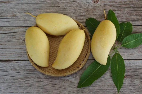 Ahşap arka planda sarı mango