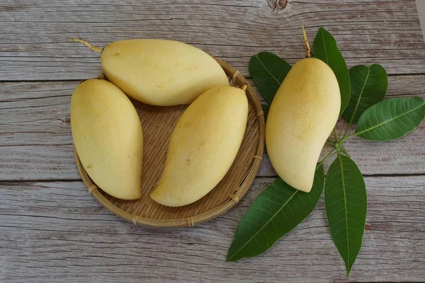 Ahşap arka planda sarı mango