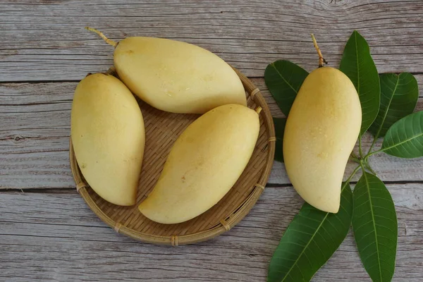 Ahşap arka planda sarı mango