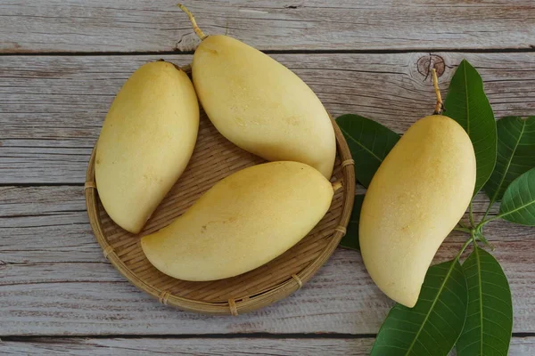 Ahşap arka planda sarı mango