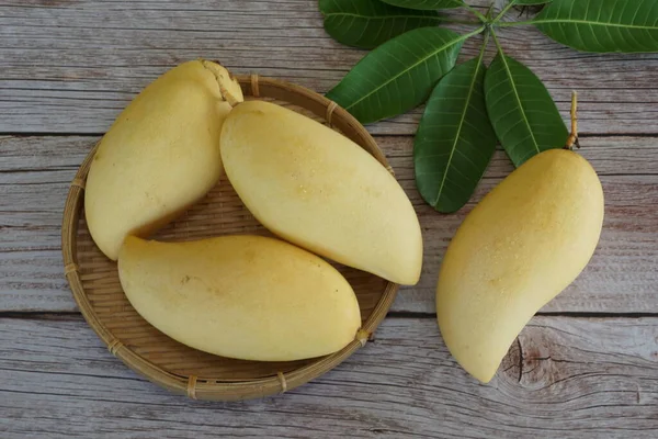 Ahşap arka planda sarı mango