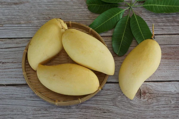 Ahşap arka planda sarı mango