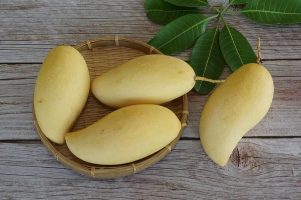 Ahşap arka planda sarı mango