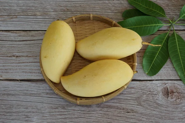 Ahşap arka planda sarı mango