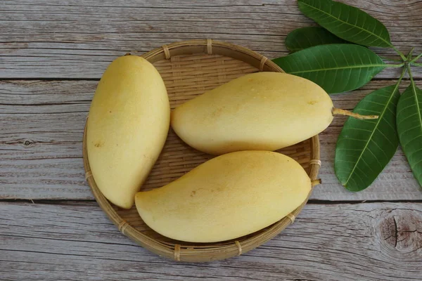 Ahşap arka planda sarı mango
