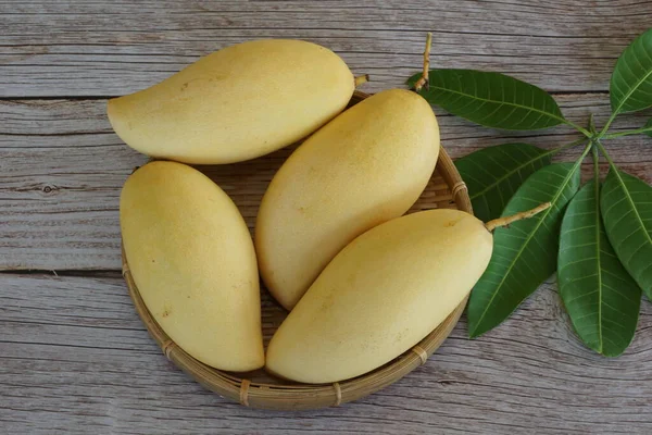 Ahşap arka planda sarı mango