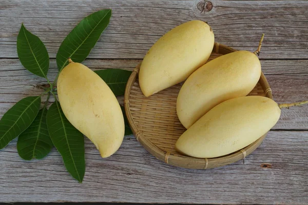 Ahşap arka planda sarı mango