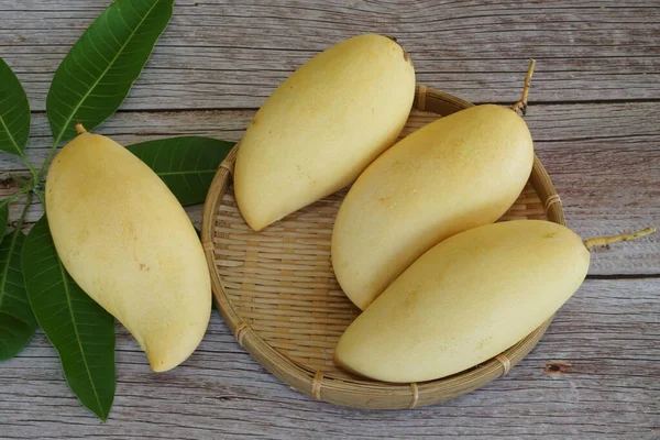 Ahşap arka planda sarı mango