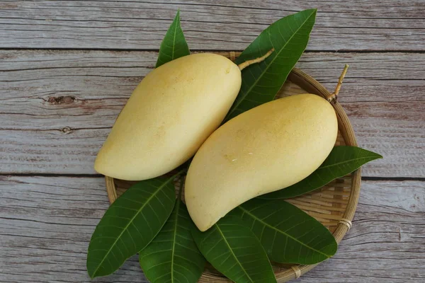 Ahşap arka planda sarı mango