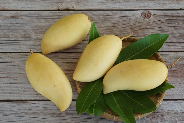 Ahşap arka planda sarı mango