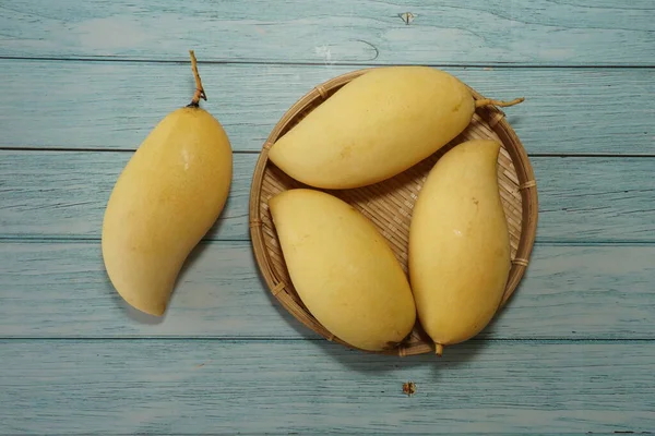 Ahşap arka planda sarı mango
