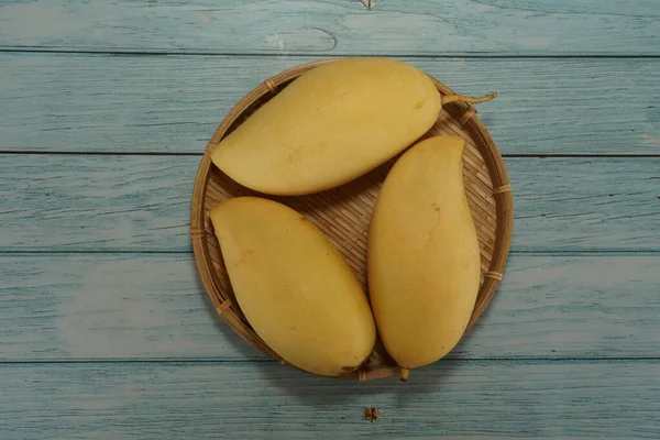Ahşap arka planda sarı mango
