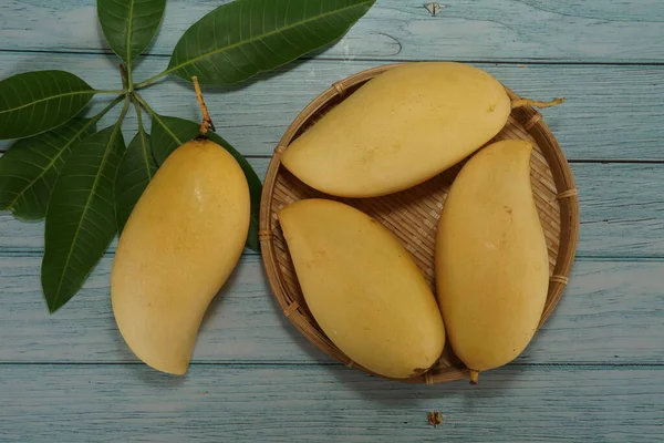 Ahşap arka planda sarı mango