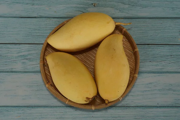 Ahşap arka planda sarı mango