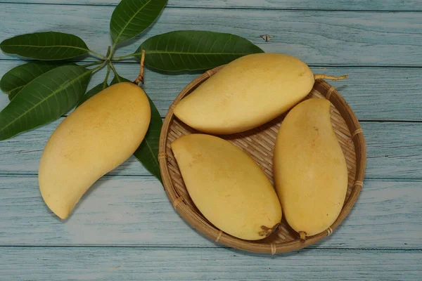 Ahşap arka planda sarı mango