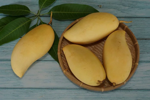 Ahşap arka planda sarı mango