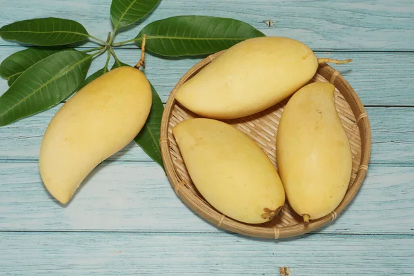 Ahşap arka planda sarı mango
