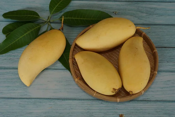 Ahşap arka planda sarı mango