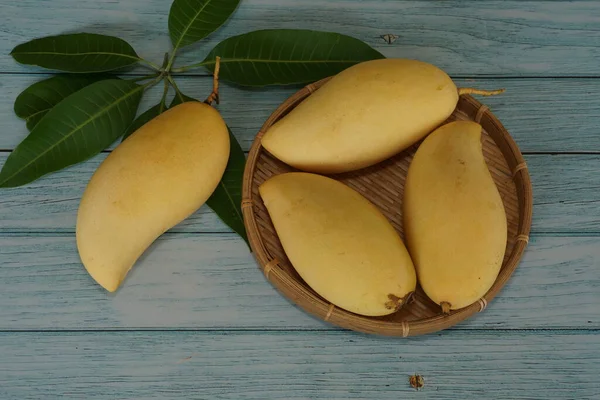 Ahşap arka planda sarı mango