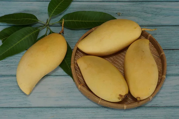Ahşap arka planda sarı mango