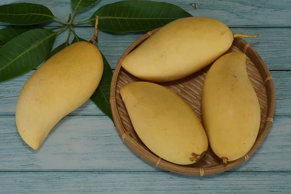 Ahşap arka planda sarı mango