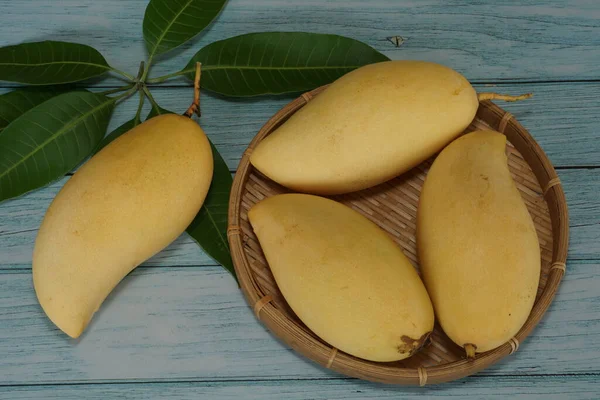 Ahşap arka planda sarı mango