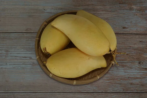 Ahşap arka planda sarı mango