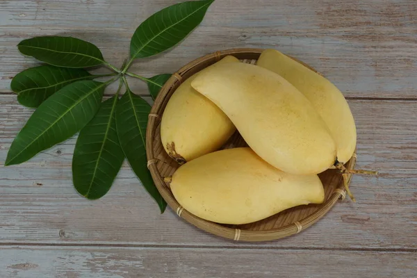 Ahşap arka planda sarı mango