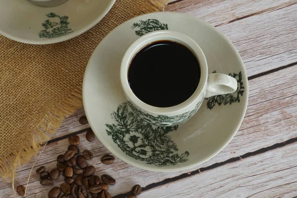 Geleneksel oryantal Çin kopitiam tarzı koyu kahve.