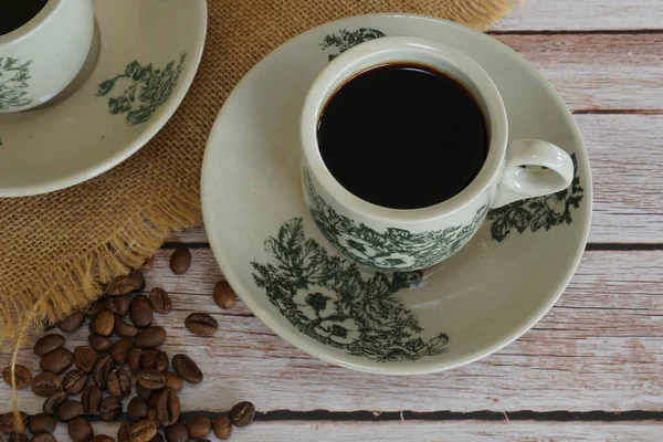 Geleneksel oryantal Çin kopitiam tarzı koyu kahve.