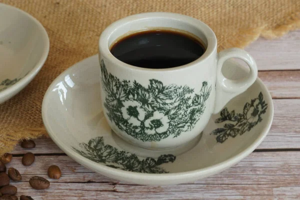 Geleneksel oryantal Çin kopitiam tarzı koyu kahve.