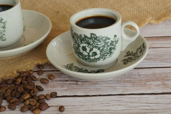 Geleneksel oryantal Çin kopitiam tarzı koyu kahve.