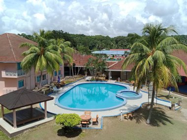 Mersing, Johor, Malezya 'daki Seri Malezya Oteli yüzme havuzu manzarası