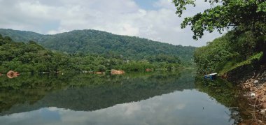 Göl manzaralı, gökyüzü yansımalı, Dungun, Terengganu, Malezya