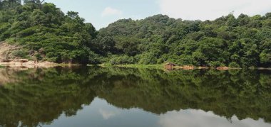 Göl manzaralı, gökyüzü yansımalı, Dungun, Terengganu, Malezya