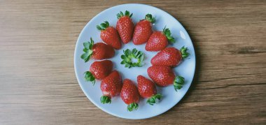 Beyaz tabakta izole edilmiş çilekler.