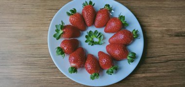 Beyaz tabakta izole edilmiş çilekler.