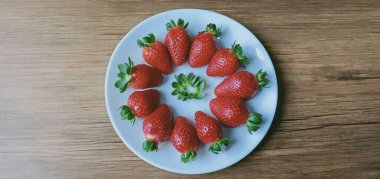 Beyaz tabakta izole edilmiş çilekler.