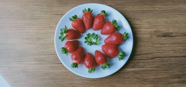 Beyaz tabakta izole edilmiş çilekler.