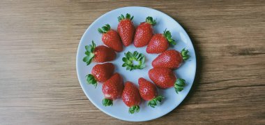 Beyaz tabakta izole edilmiş çilekler.