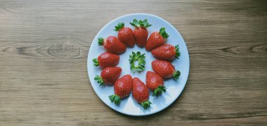 Beyaz tabakta izole edilmiş çilekler.