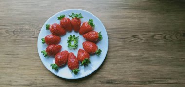 Masada yalıtılmış çilekler var.