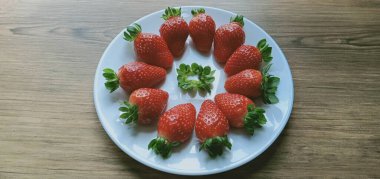 Masada yalıtılmış çilekler var.